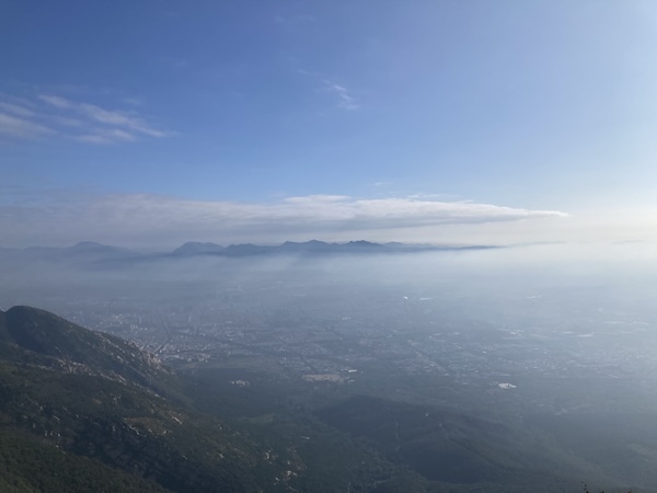 从山顶远望市区